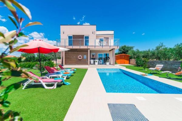 The photo shows the Ferienhaus mit Privatpool für 8 Personen ca 180 qm in Galižana, Istrien Istrische Riviera located in the city of Galižana.