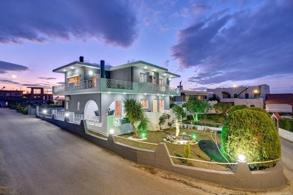 Op de foto is het object Chrysanthi Luxury Villa In Salakos, with Pool & Jacuzzi, Near Beach te zien, gelegen in de stad Sálakos.