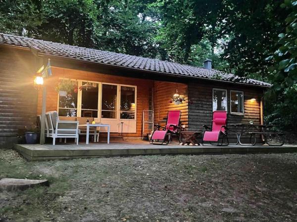 A la foto es mostra l'objecte Lönnekullen, enkel sommarstuga mitt i skogen på Österlen med dusch ute situat a la ciutat de Gärsnäs.