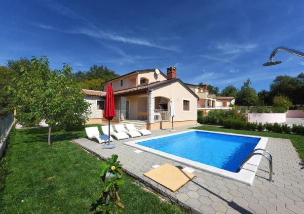 Na fotografii je vidět objekt Ferienhaus mit Privatpool für 6 Personen ca 140 qm in Sveti Lovreč, Istrien Istrische Riviera nacházející se ve městě Mofardini.