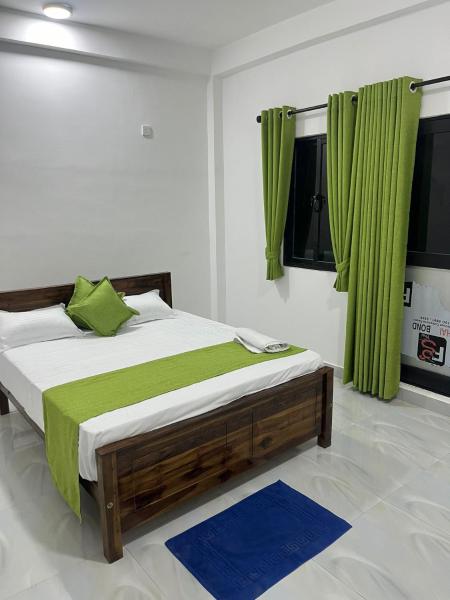 A la foto es mostra l'objecte Krishna Bhavan Hotel situat a la ciutat de Trincomalee.