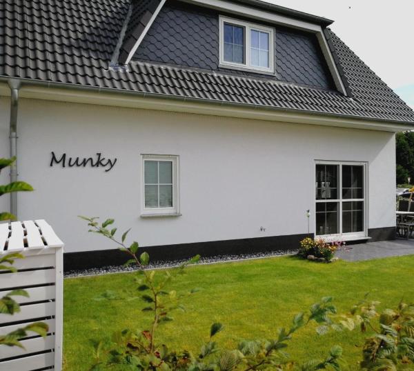 A la foto es mostra l'objecte Gemütliches Ferienhaus mit Sauna am Kurpark gelegen und nur 350 Meter vom Strand entfernt situat a la ciutat de Breege.