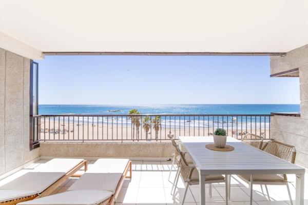 A la foto es mostra l'objecte RIURAU HOME 1ª línea Calpe-Playa situat a la ciutat de Calp.
