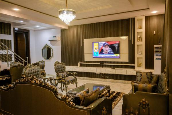 A la foto es mostra l'objecte 4 Bedroom Terraced Duplex for Airbnb Short Stay in Ikeja situat a la ciutat de Ikeja.