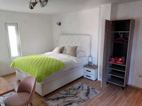 A la foto es mostra l'objecte Sarajevo Holiday Apartments 1 situat a la ciutat de Ivanići.