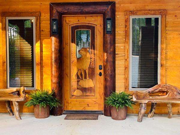 På bildet vises objektet Wolf Creek Luxury Cabin som ligger i byen Broken Bow.