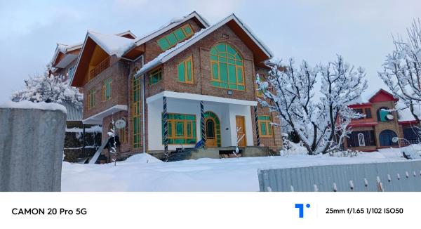 På bilden syns objektet The Himalayan Inn homestay som ligger i staden Gulmarg.