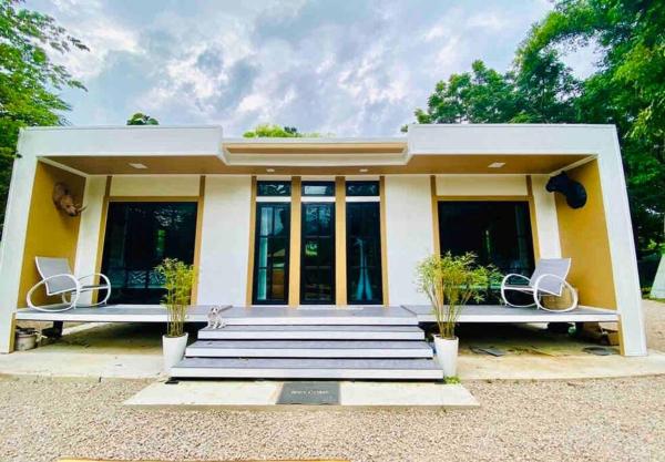 The photo shows the Baan Suan Khiriwong 2-BR Villa บ้านสวนคีรีวงศ์ located in the city of Khao Yoi.