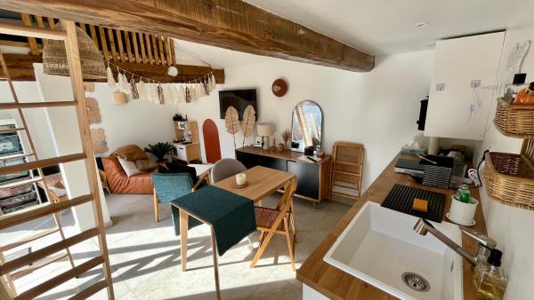 Auf dem Foto ist das Objekt Logement Cosy plein centre village avec mezzanines in der Stadt Venerque zu sehen.