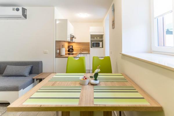 På billedet ses objektet Apartmaji Ema beliggende i byen Koper.