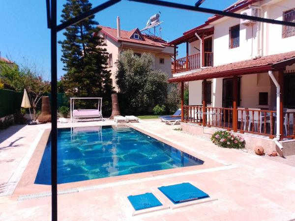 På billedet ses objektet Villa Çalış beliggende i byen Fethiye.