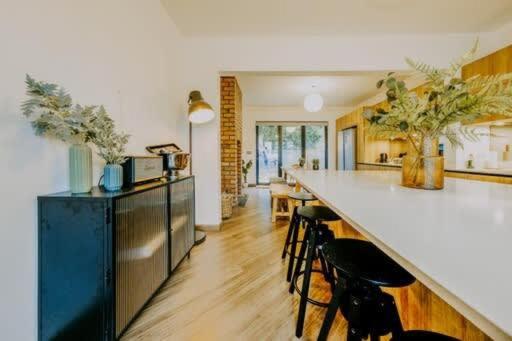 The Unicorn's House Sleeps 10 People - Bristol