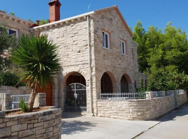 A la foto es mostra l'objecte Villa Kety situat a la ciutat de Prigradica.