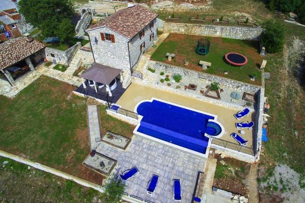 Na zdjęciu widoczny jest obiekt Beautiful stone Villa with private pool near Rabac by WiiBuk położony w mieście Barbići.