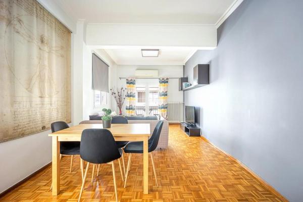 Apartment in the Middle of Everything, Афины