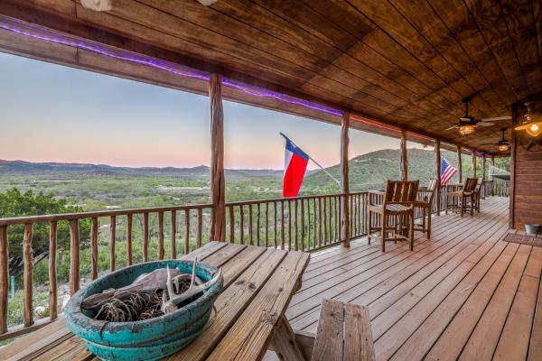 Na fotografii je vidět objekt Hilltop Concan Cabin with Garner State Park Views! nacházející se ve městě Concan.