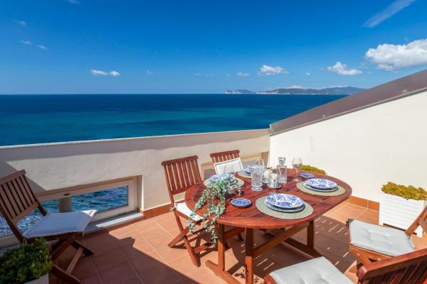 写真にはアルゲーロ市にあるVilla Fignoni - Attico panoramico fronte mare o Camera Matrimoniale con Bagno privatoが写っています。