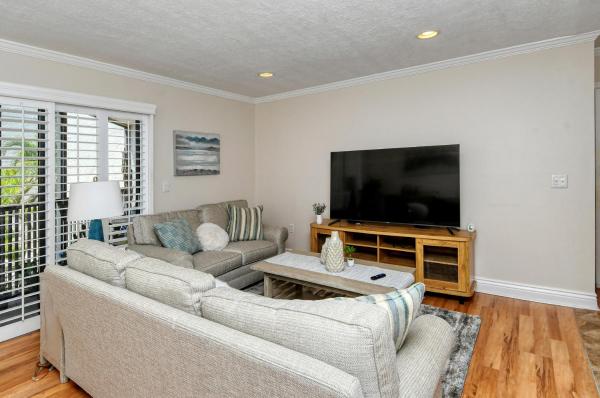 Foto 6: Two-Level, Heated Pool, Trolley to Beach & Village