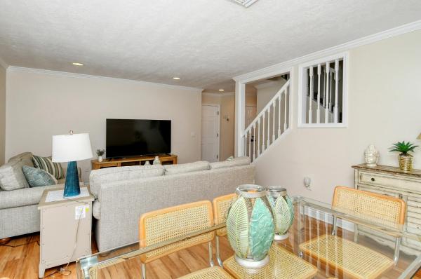 Foto 7: Two-Level, Heated Pool, Trolley to Beach & Village