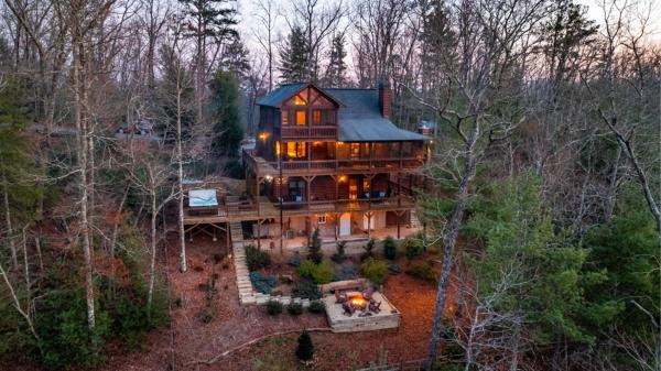 A la foto es mostra l'objecte Cozy Bear Lodge situat a la ciutat de Morganton.