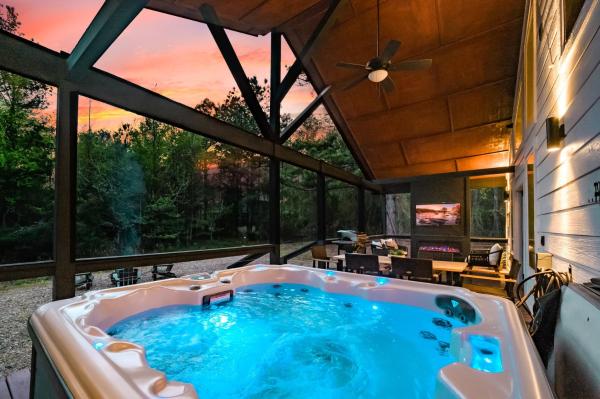 På bildet vises objektet NEW Farmhouse-Chic Cabin with Hot Tub & Firepit som ligger i byen Broken Bow.