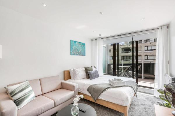 Central studio private balcony by Zodiak Stays, Auckland