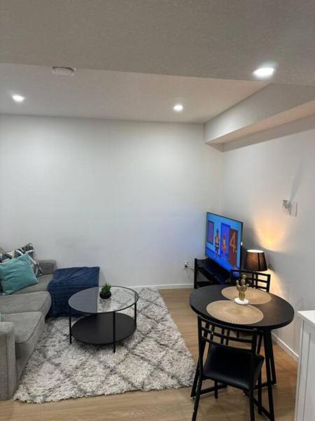 写真にはカルガリー市にあるGuest suite in Southwest Calgaryが写っています。
