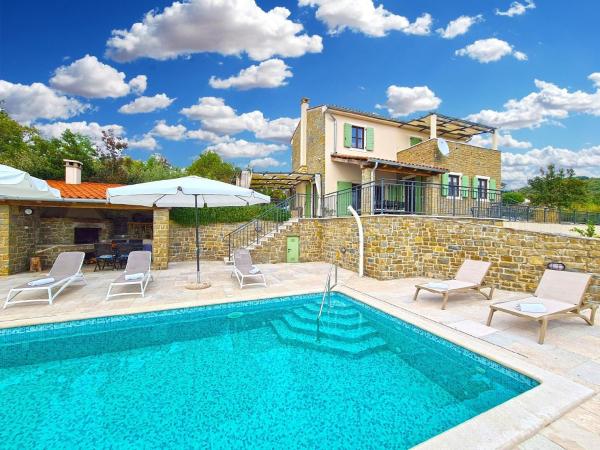 The photo shows the Ferienhaus mit Privatpool für 10 Personen ca 200 qm in Bartolici, Istrien Binnenland von Istrien located in the city of Bartolići.
