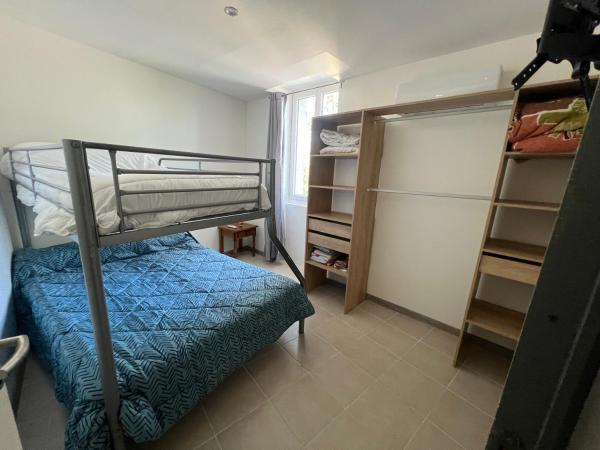 Na zdjęciu widoczny jest obiekt Chambre triple położony w mieście Viviers.