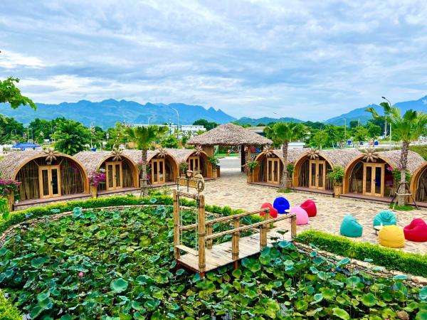 The photo shows the Khu Nghỉ Trải Nghiệm Golden Field located in the city of Làng Chan Han.