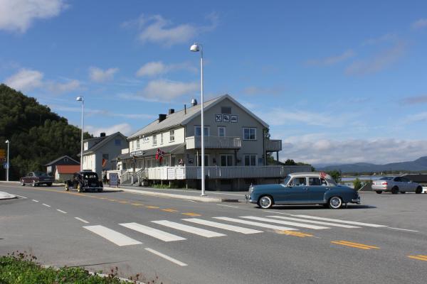 Na zdjęciu widoczny jest obiekt Ulvsvåg Gjestgiveri og Fjordcamping AS położony w mieście Presteid.