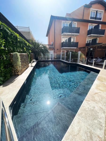 照片显示了位于Narbonne-Plage市的Logis Hotel De La Clape物件。
