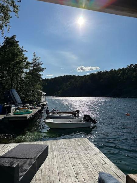 Na fotografii je vidět objekt Summerhouse in south of Norway with privat boat house. nacházející se ve městě Staubø.
