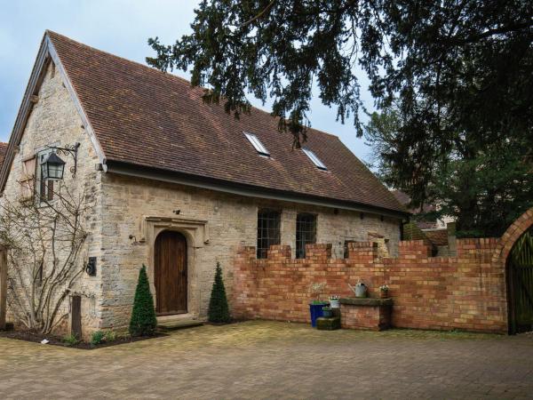 A la foto es mostra l'objecte The Stables at Holy Well situat a la ciutat de Ufton.