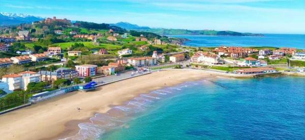 Nella foto è visibile l'oggetto Primera Linea de Playa Comillas Cantabria situato nella città di Comillas.