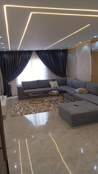 Nella foto è visibile l'oggetto fantastic new modern apartment شقة مميزة في قلب المهندسين قريبة من النيل situato nella città di Il Cairo.