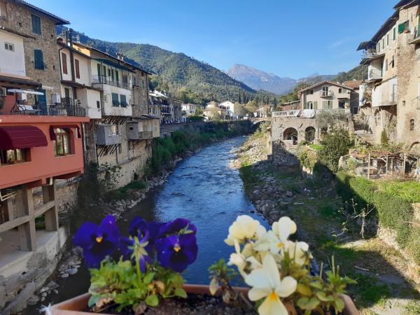 A la foto es mostra l'objecte Casa EdEn situat a la ciutat de Isolabona.