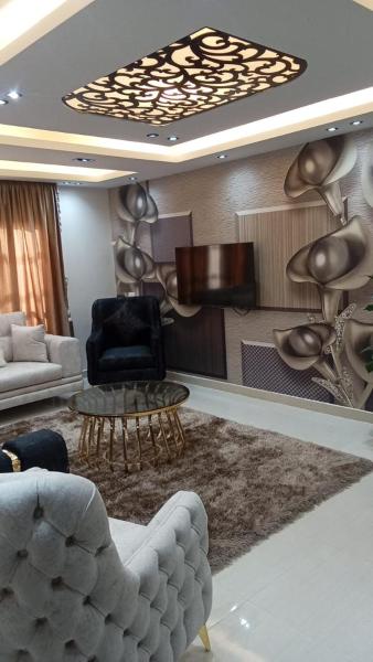 Nella foto è visibile l'oggetto شقة مميزة في المهندسين موقع جيد قريب من النيل والمناطق الحيوية وجامعة الدول situato nella città di Il Cairo.