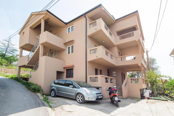På billedet ses objektet Hillside Vista Apartments beliggende i byen Peani.