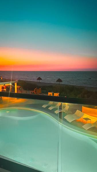 The photo shows the Luxury Ocean Front Apartment located in the city of Mérida.