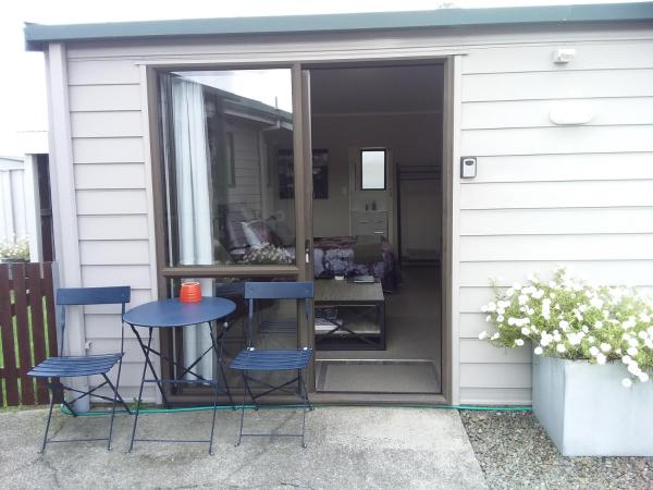 A la foto es mostra l'objecte Chris and Dave's B & B situat a la ciutat de Otorohanga.