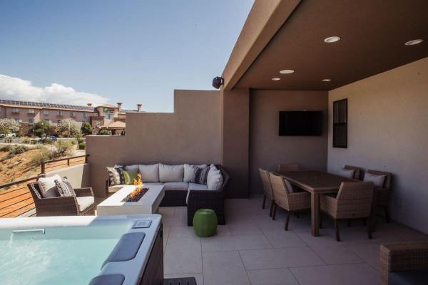 A la foto es mostra l'objecte Townhome w Private Hot Tub Air Hockey and more situat a la ciutat de Washington.