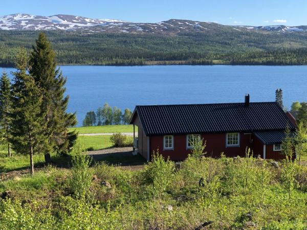 The photo shows the Nyrestaurert og koselig hytte ved Skjelbredvatnet. located in the city of Trones.