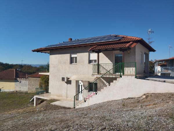 A la foto es mostra l'objecte Villa Platania situat a la ciutat de Rodholívos.