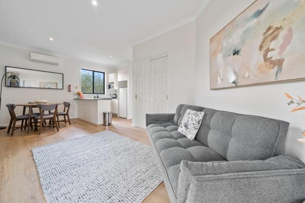 A la foto es mostra l'objecte Newly Renovated Queen Room with Living Space situat a la ciutat de Pokolbin.