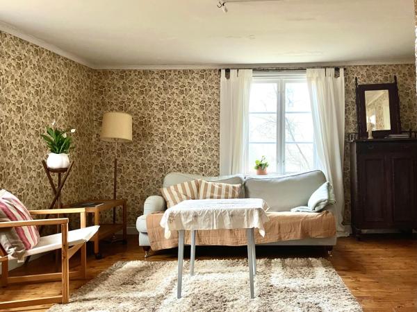 Auf dem Foto ist das Objekt Hus från 1800-talet med tre eldstäder in der Stadt Hulevik zu sehen.