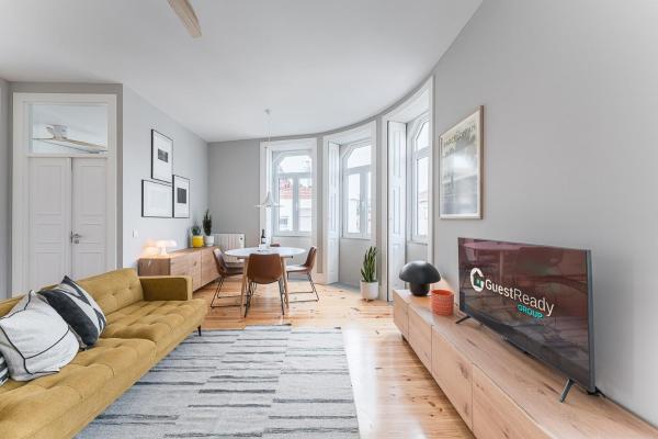 GuestReady - Colorful Apt near Agosto Station, Porto