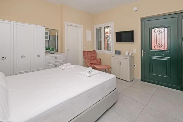 Na foto é possível ver o objeto Corfu Portside Studio! localizado na cidade de Mantoúkion.