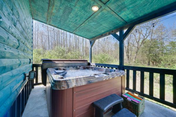 På bildet vises objektet Broken Bow Cabin with Hot Tub, Fire Pit and Creek View som ligger i byen Broken Bow.