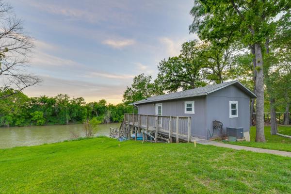 Billede 2: Rustic River Cabin with Dock and Covered Deck!
